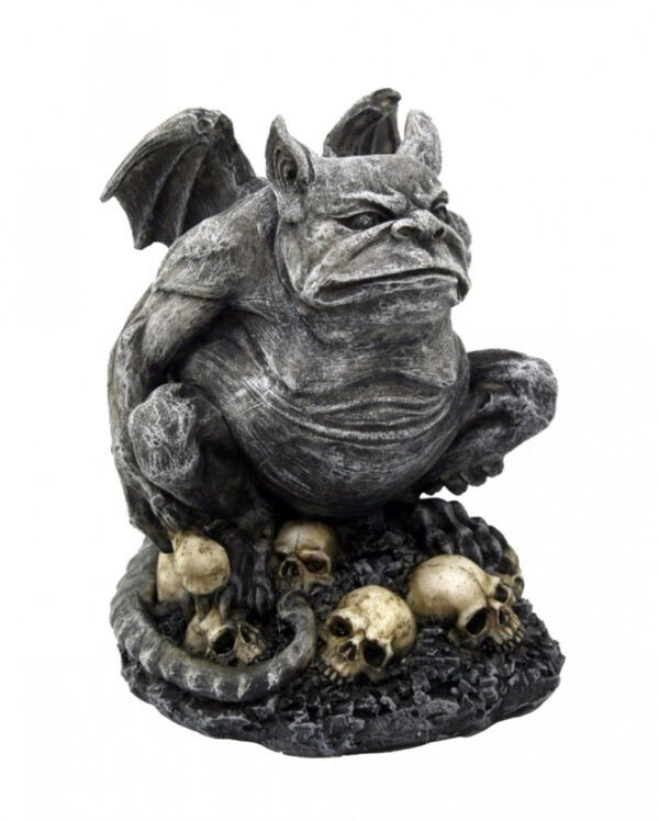 Grimmiger Gargoyle auf Totenköpfen